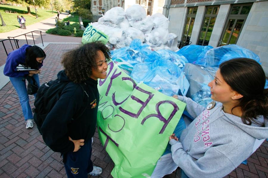 阿格尼斯·斯科特的学生们站在装满回收物品的大袋子旁边谈话.